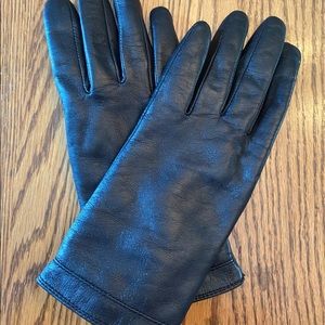 Women’s black leather glove with fleece lining. Medium